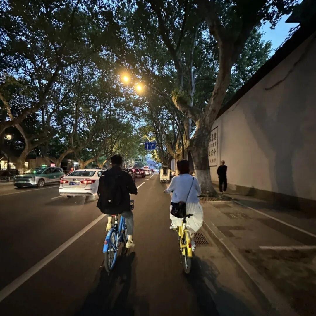 “我总是想要记住很多瞬间，强烈感受到幸福和被爱的瞬间。”金牛座治愈情感博主