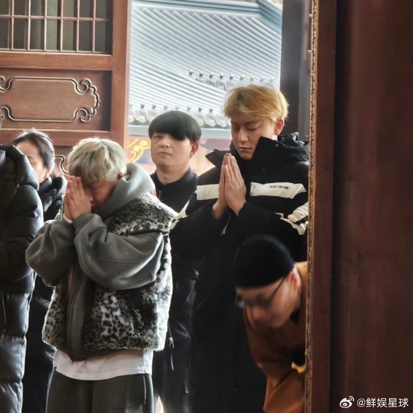 径山寺偶遇黄子韬径山寺偶遇黄子韬祈福偶遇黄子韬寺庙祈福