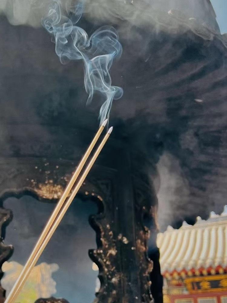 很多事不是想通的，是过着过着，自己亮了。往前走，就是答案；允许一切发生，就像天空