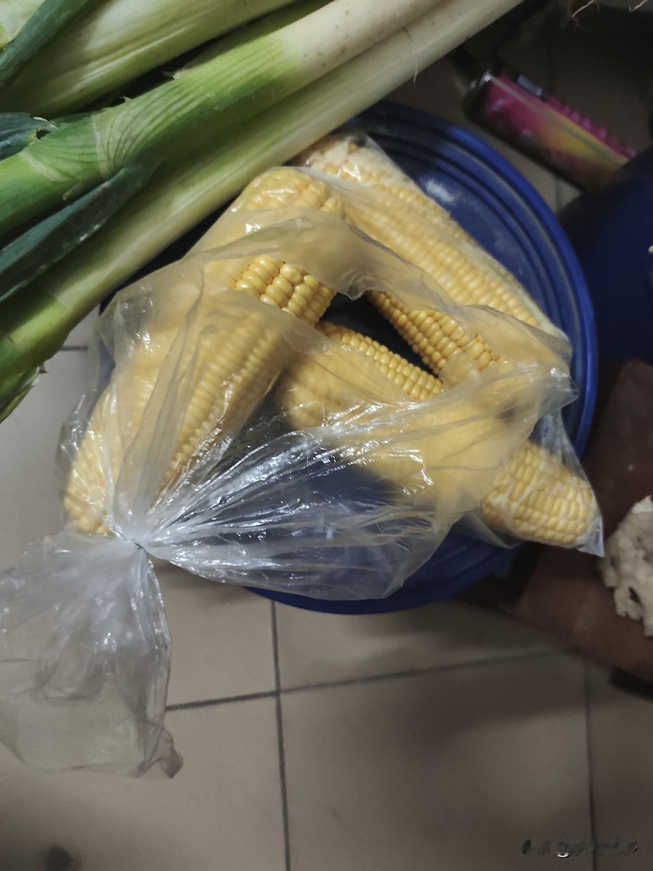 我是陕西农民，家里农作物是小麦、玉米，一直都爱吃玉米棒子，这是刻入骨子的。