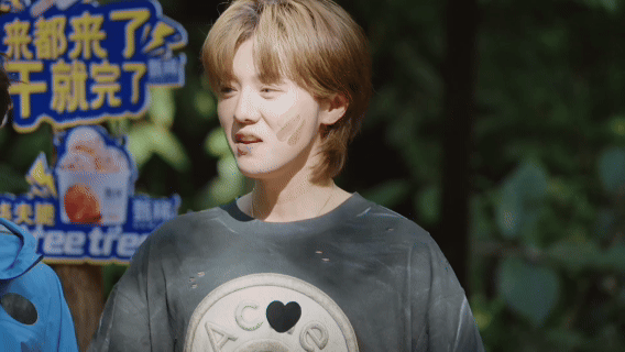 鹿晗真破音 专业歌手也躲不过五哈的唱歌任务！鹿晗学唱民歌练音阶开嗓，一个没收住破