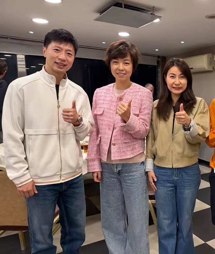 郭晶晶在香港组了个饭局，马龙是客，但谁都没想到，那个“大魔王”张怡宁，悄悄推门进