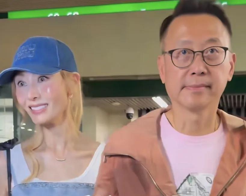 这是李嘉欣？脸蛋泛着光，黄头发，要不是许晋亨在身边，这一看还以为是郑秀文。
港姐