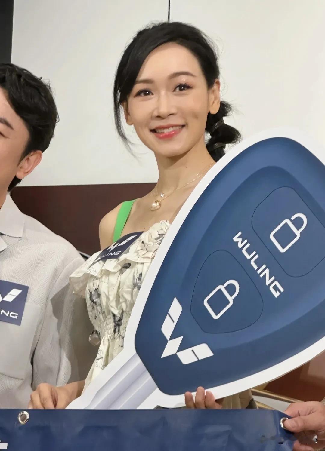 港星杨思琦和王祖蓝一起出席活动，48岁的她，哪怕是生图也依然好美，完全看不出岁月