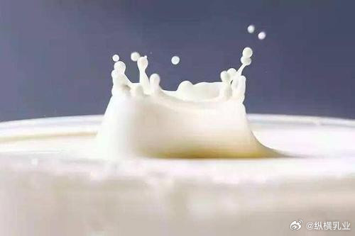 【当“卖一杯奶”不再诱人，乳企悄悄盯上三个新赛道】曾几何时，乳企拼的是蛋白含量、