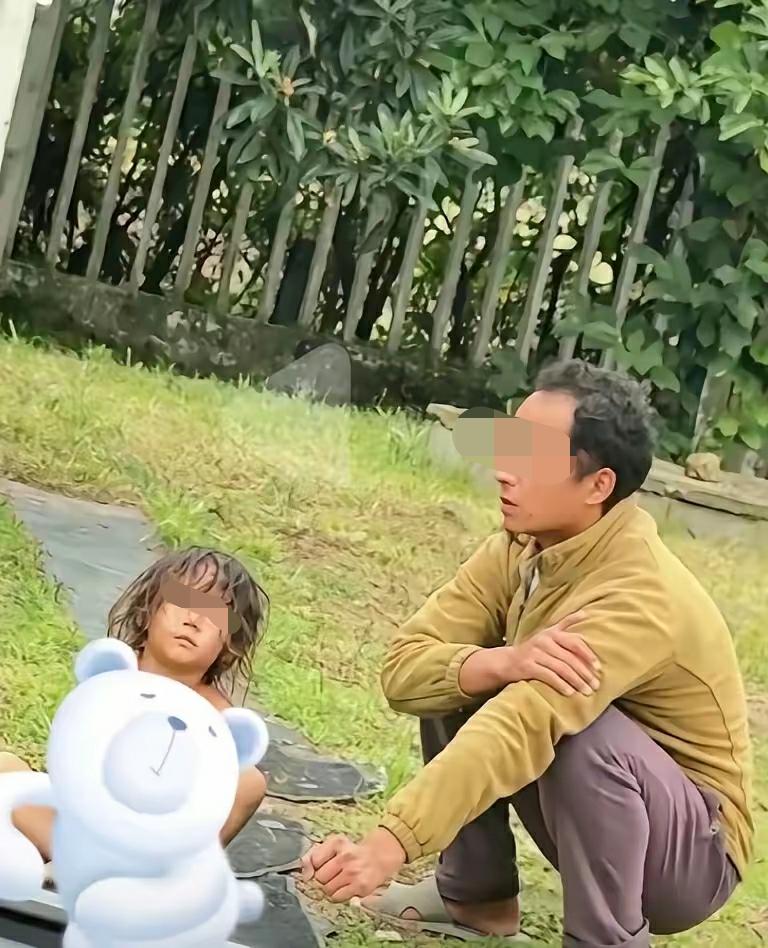 野人男孩的事让人细思极恐，

也许事情并没有看上去那么简单，

按理来说，他的爸