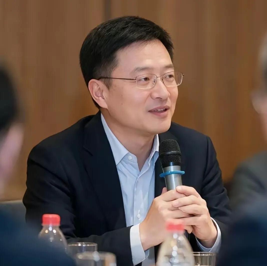 最唏嘘的是。不是受害人。风光了半辈子的人，一旦栽在酒桌上，被拖下水的何止是他自己