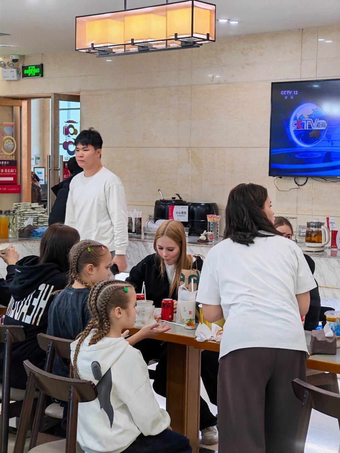 俄罗斯过来免签，哈尔滨真的满大街都是俄罗斯大毛过来疯狂炫麦当劳肯德基星巴克，他们