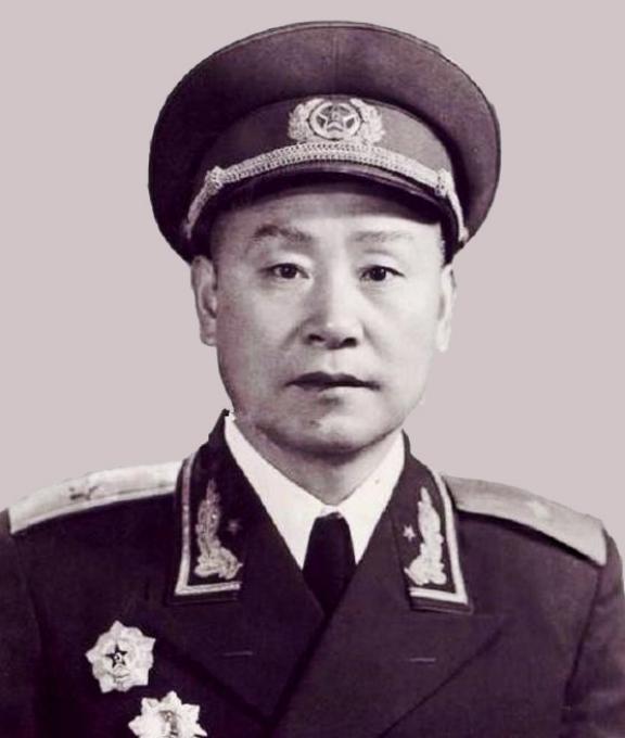 1956年，魏巍拒绝接受中将军衔，毛主席都劝不动他，彭德怀追着他打，边打边说：你