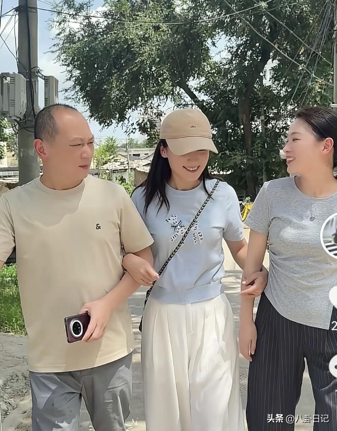 瑾汐的二哥也上演了摸头杀，还红着眼眶，一句“要保护好自己的身体”尽显对妹妹的关爱