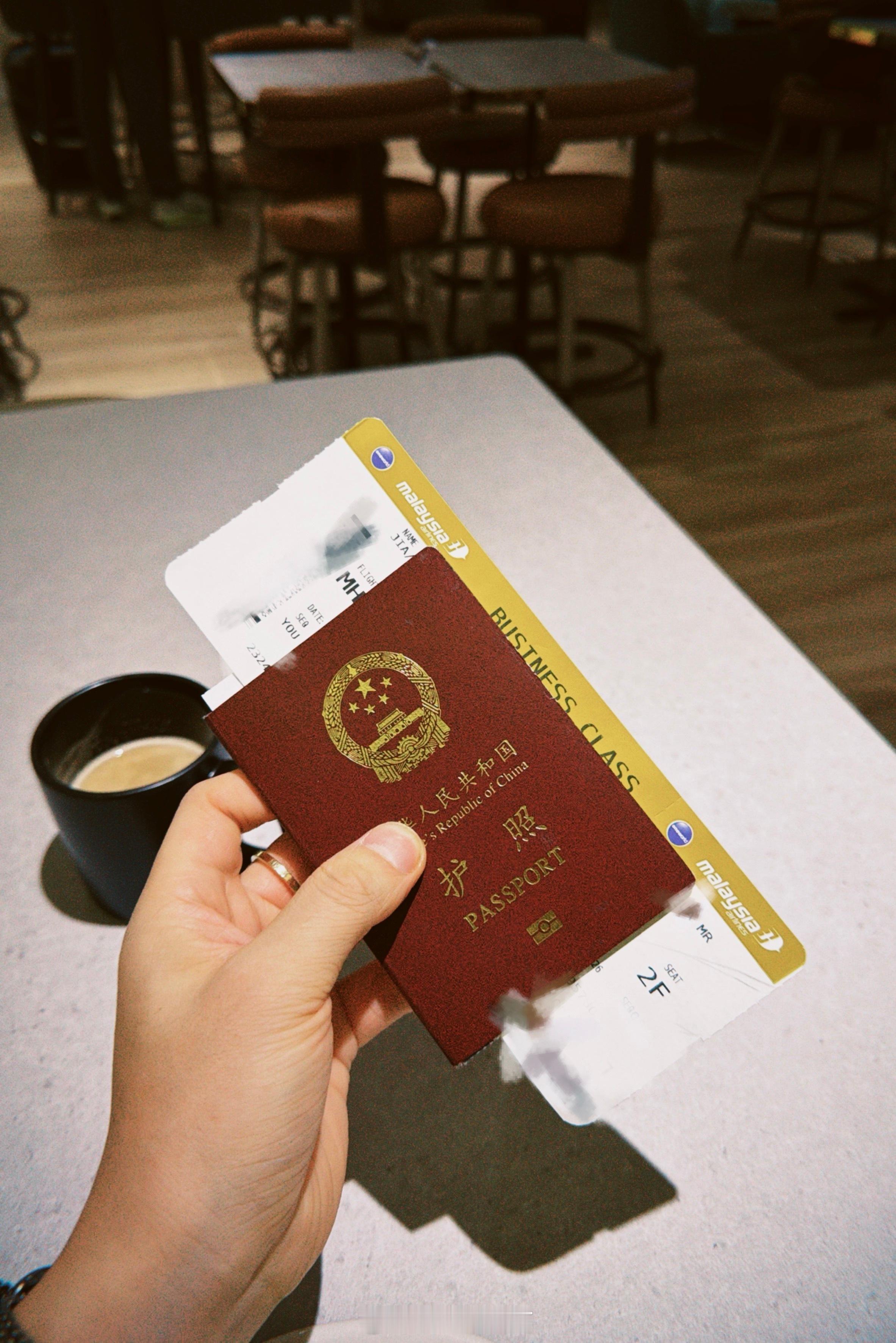 和要回国了，扔我自己在马来西亚流浪了。😭（我可怜的行李箱宝宝[微笑]  ​​​