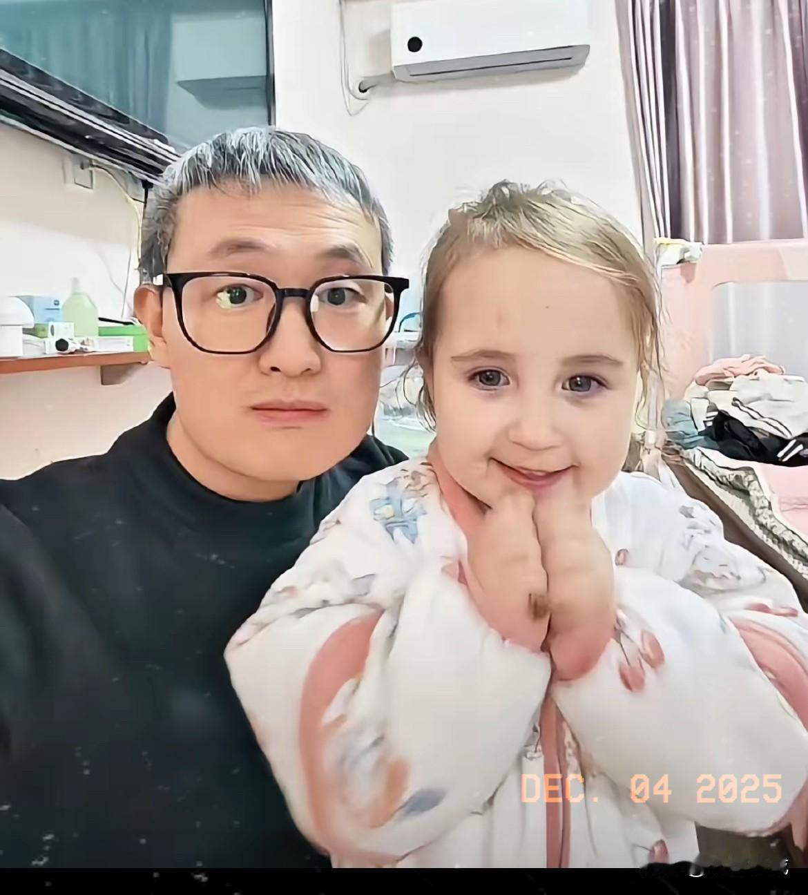 谁懂啊！
江苏一对黑发黑眼的中国夫妻，
居然生下个金发碧眼的“洋娃娃”，全家当场