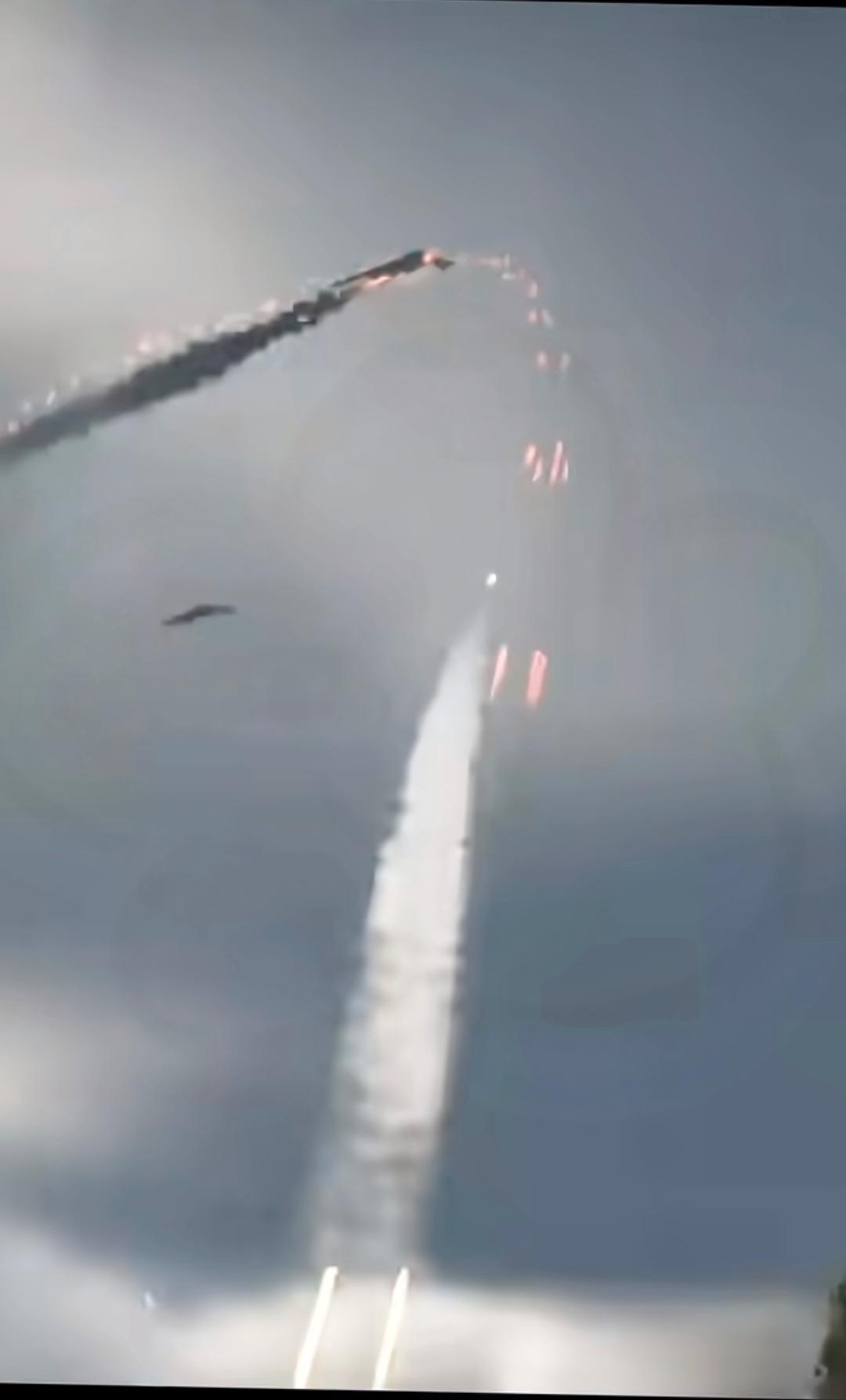 近几日看到一则通报，来自解放军报，内容涉及一起空中“超限空飘物”的事件，这可真是