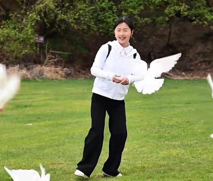 被315点名的网红复播，一身教师打扮，公然在黑板和课桌前卖内裤 