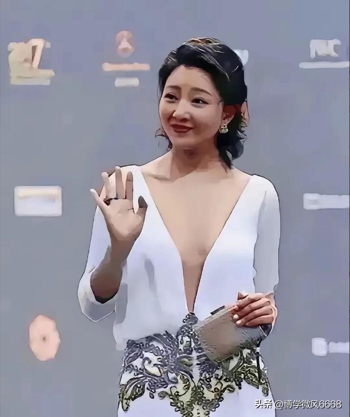 人长得挺漂亮，身材挺好的，皮肤也不错，就是衣服没有选对，这样的穿搭一般般，没有其