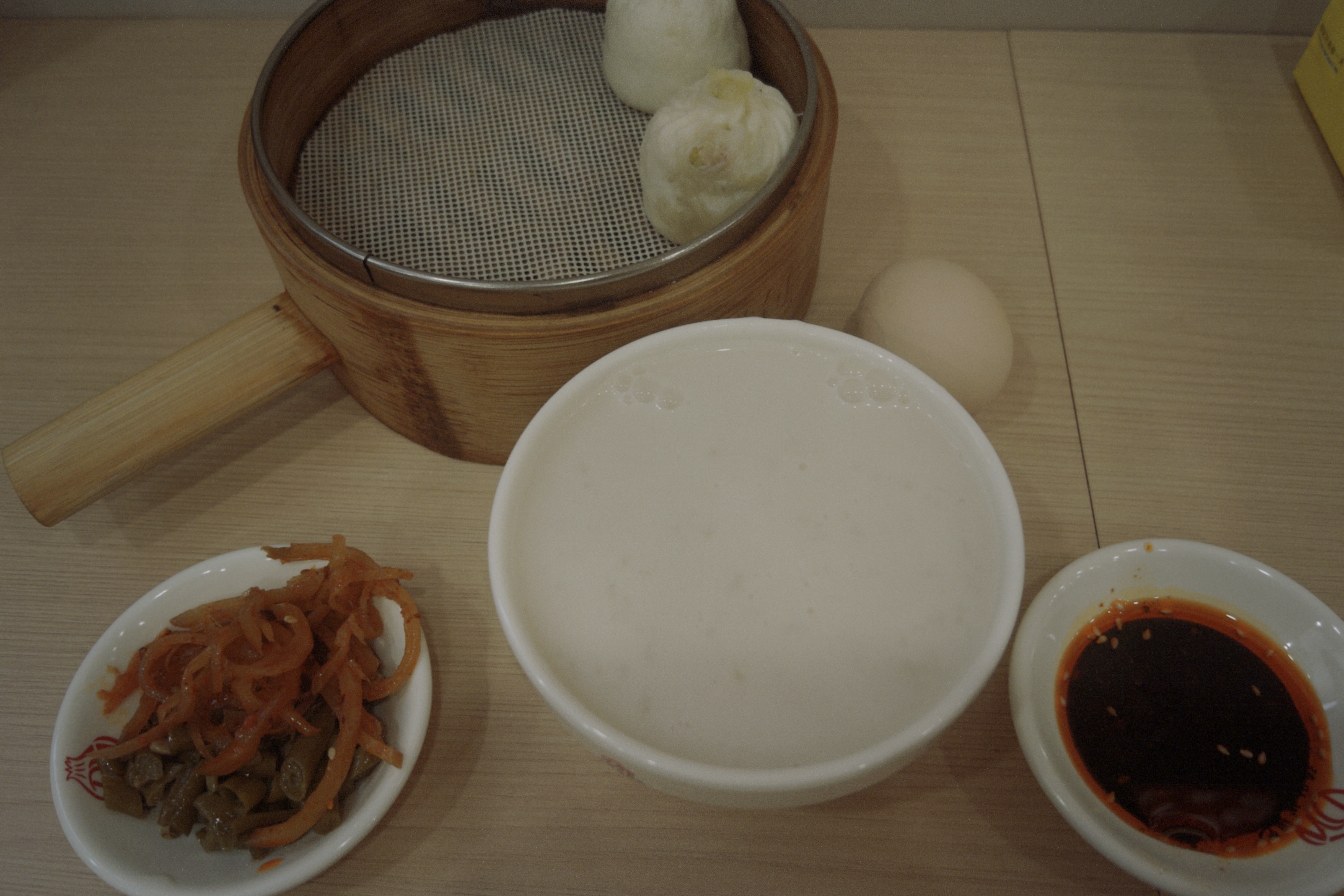 1️⃣太冷了 ～ 喝个豆浆稀饭 2️⃣正喝粥的时候，外婆打来视频"新新啊，今天只