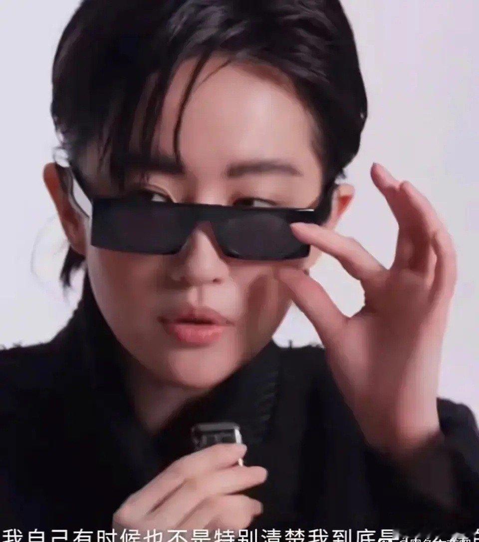 这是怎么回事儿，感觉刘亦菲偷感好重[允悲] ​​​