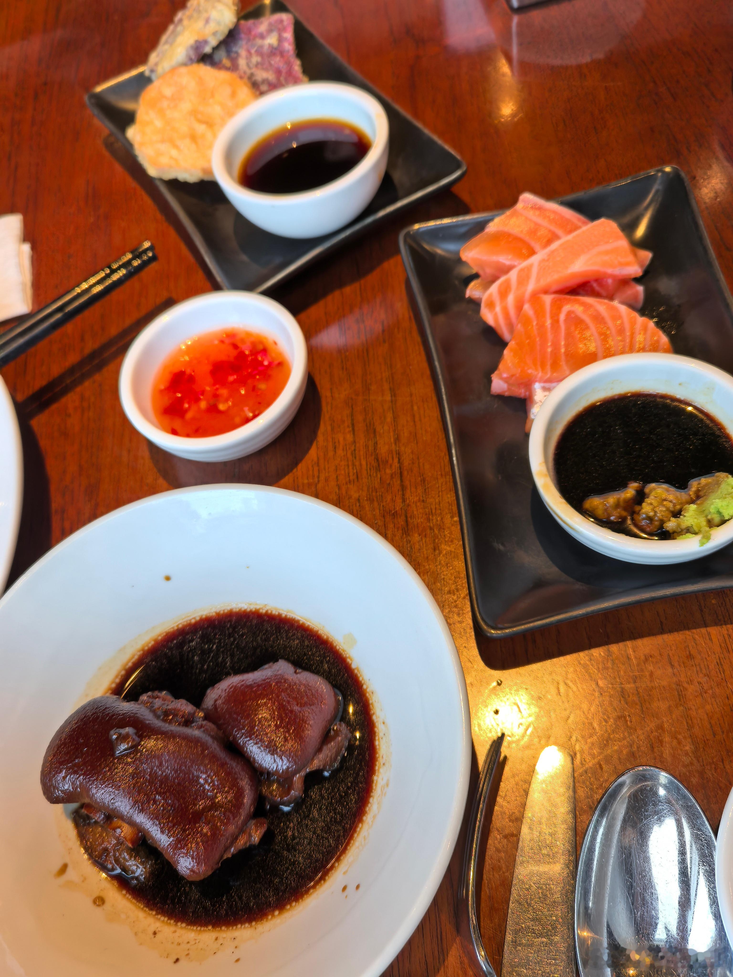 过两天就开学了，带老婆小孩出来搓一顿，甜食管够[允悲]……顺便美化一下微博画风，
