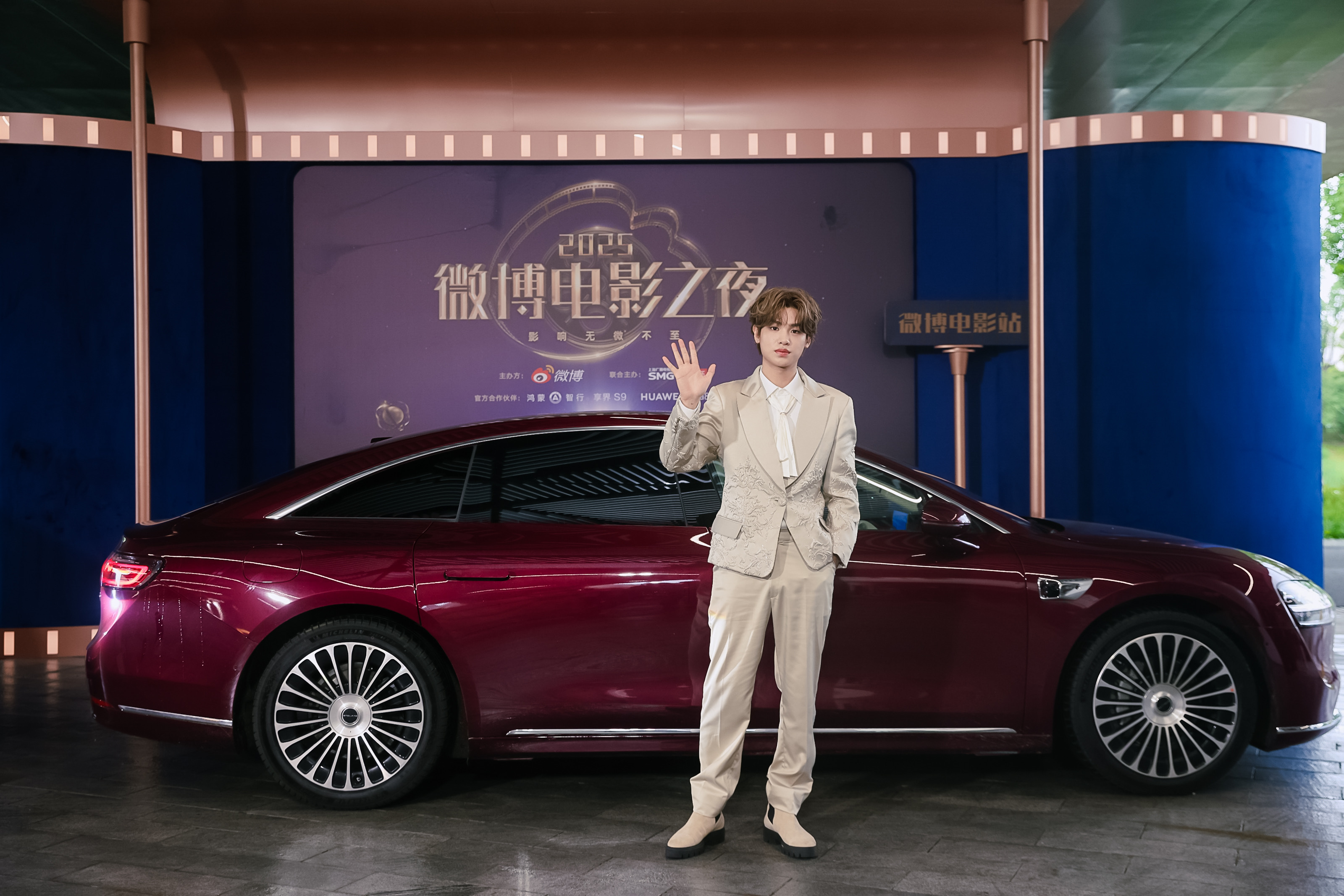 2025微博电影之夜上，享界S9与众明星惊艳亮相，神颜同框成红毯焦点[打call