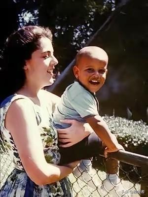 1961年，18岁的奥巴马母亲被黑人穷小子骗婚生子抛弃。她却一直告诉儿子：“你爸