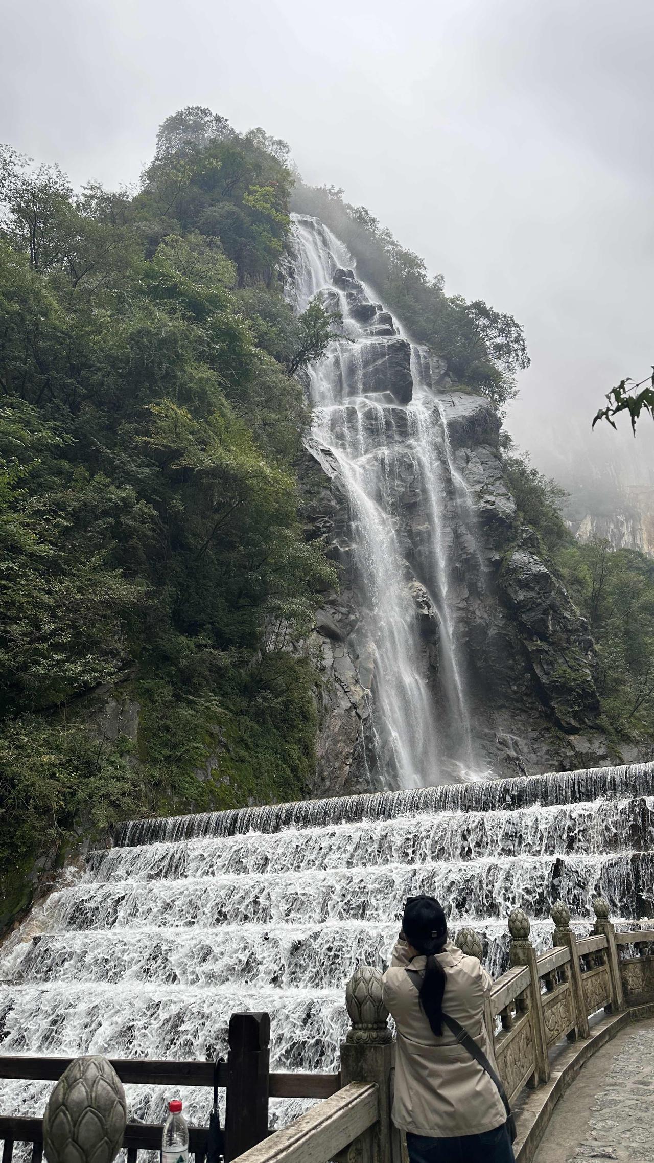 陕西宝鸡市眉县太白山秋景，烟雨蒙蒙进山，门票180，游客中心坐景交车上山，路上有