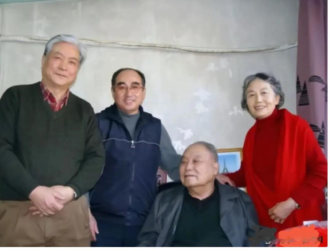 庄则栋与张玉凤夫妻，专程到家中看望熊向晖，留下一张十分珍贵的合影。著名乒乓球名将
