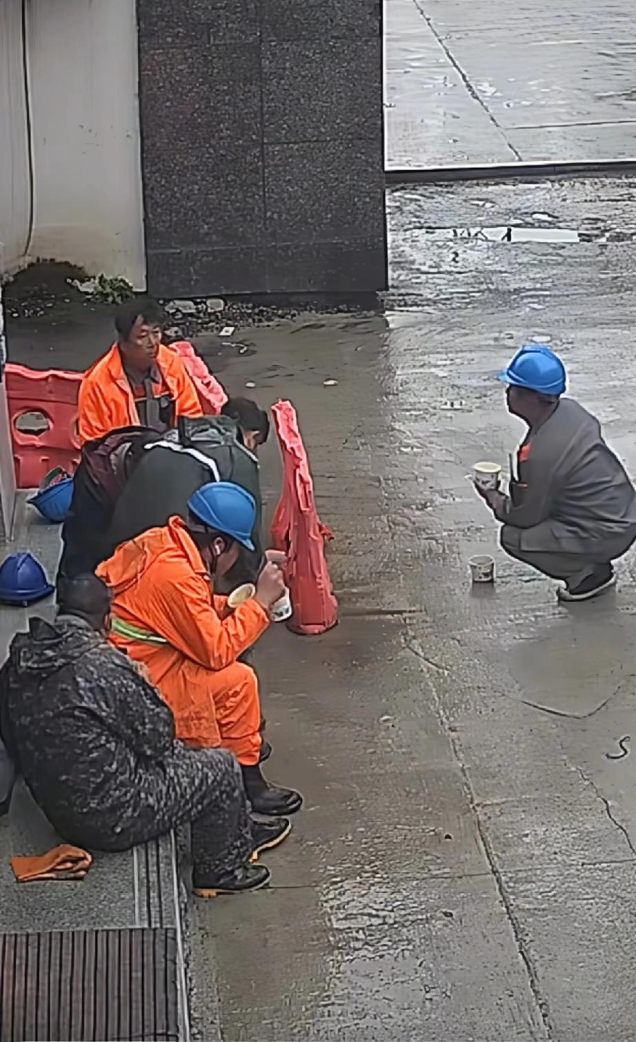 “泪目了！”近日，湖北黄石，修路工人吃午饭时，坐在派出所门口台阶上躲雨，民警发现