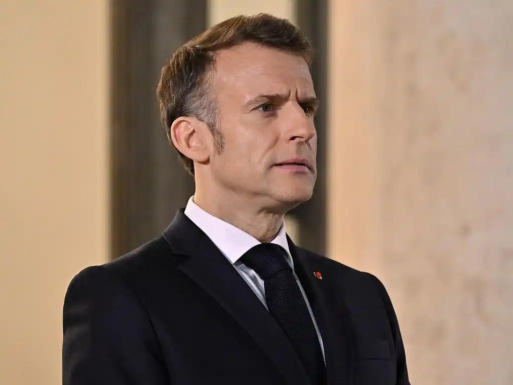 4月21号这一天，法国总统马克龙不装了，直接跟以色列撕破脸、硬刚到底，当着全球媒