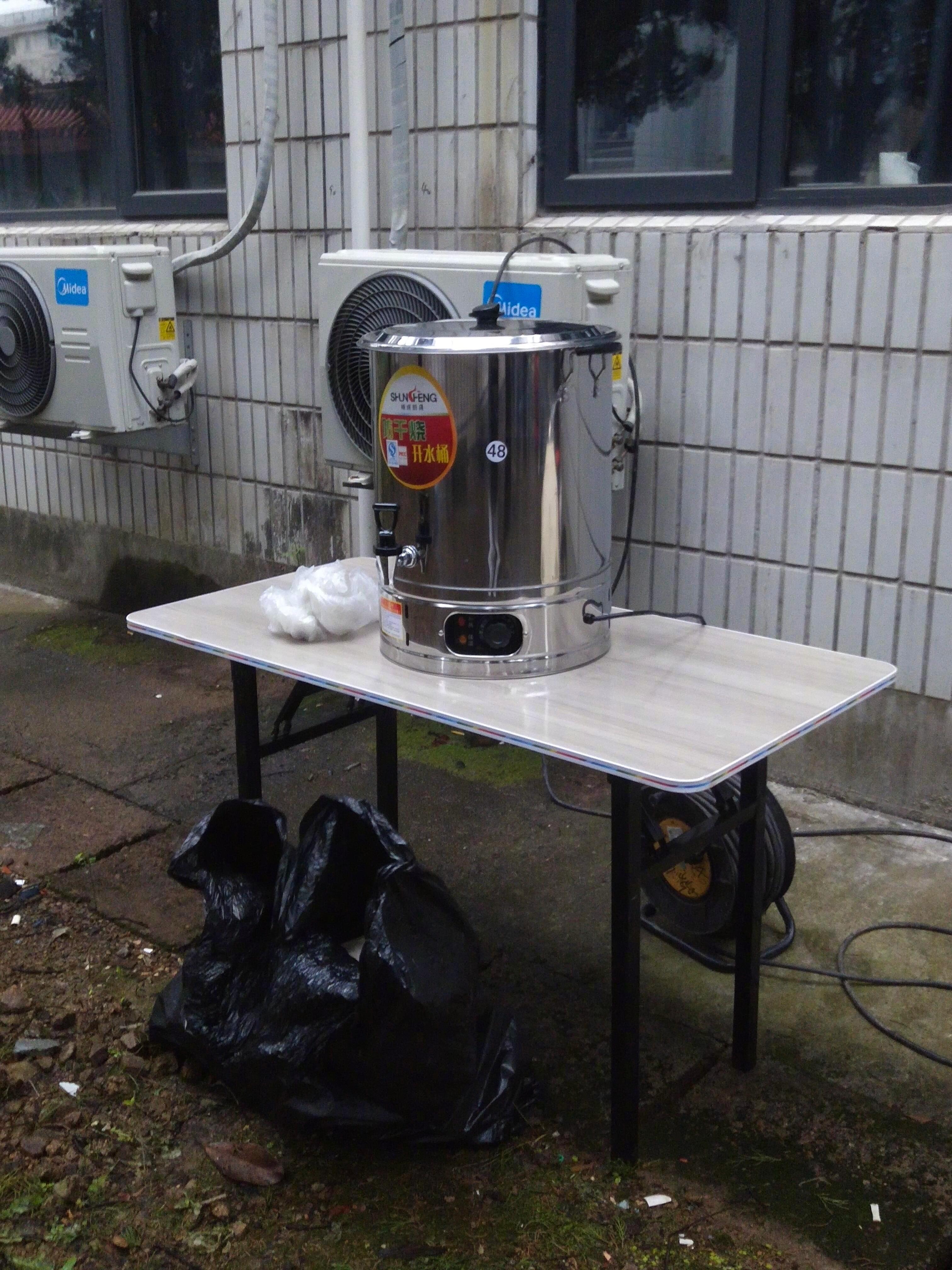 丁禹兮给粉丝准备热水 .丁禹兮大清早给粉丝准备了热水 丁禹兮一大早给蹲进妆的粉丝