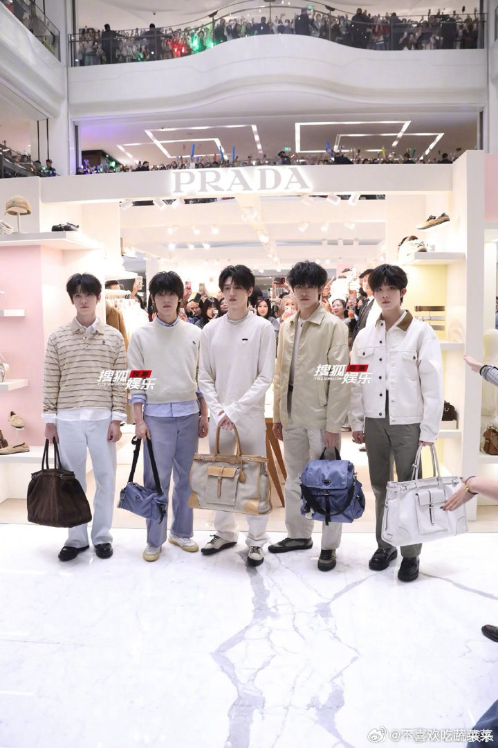 这不是啪嗒是以纯吧😭 