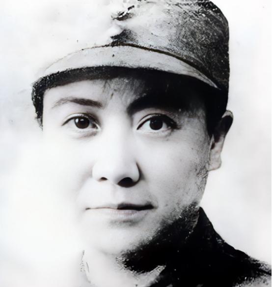 国民党有个女少将，叫胡兰畦。她把自己在成都的房产田地，亲手交到未婚夫陈毅的父母手