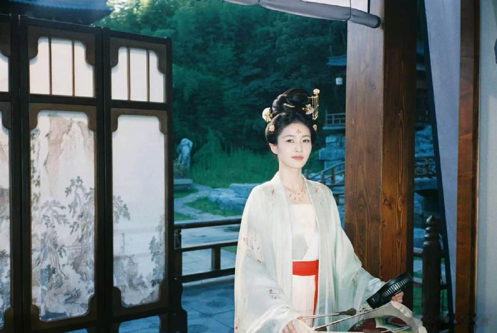 白鹿模仿丞磊颤音 你好星期六麦跟着手一起抖，白鹿花式模仿丞磊颤音，综艺氛围感直接