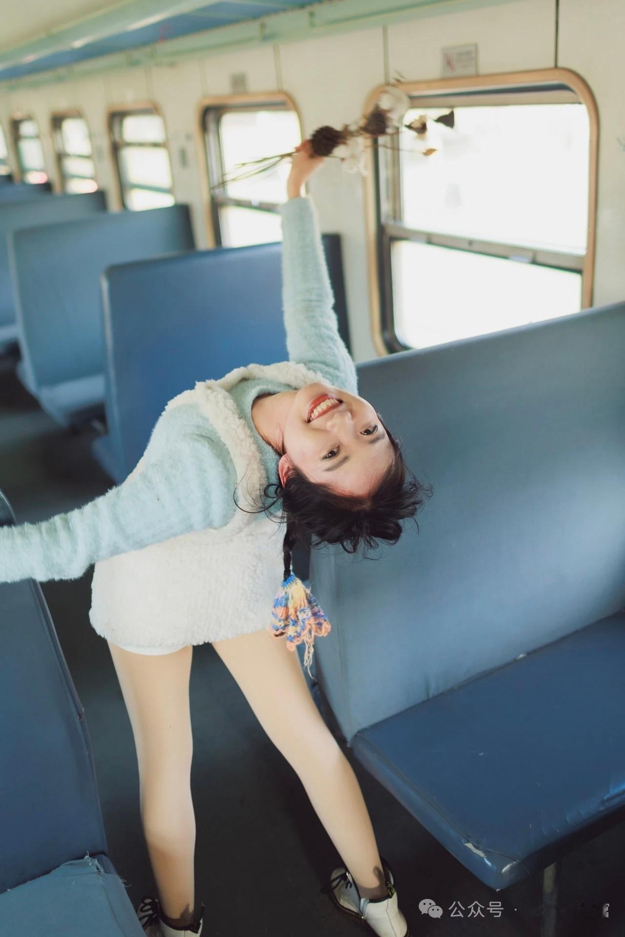 在老式绿皮火车上，快乐地旋转，各种姿势的留影，感受自由与快乐！🚄💃😄笑容甜