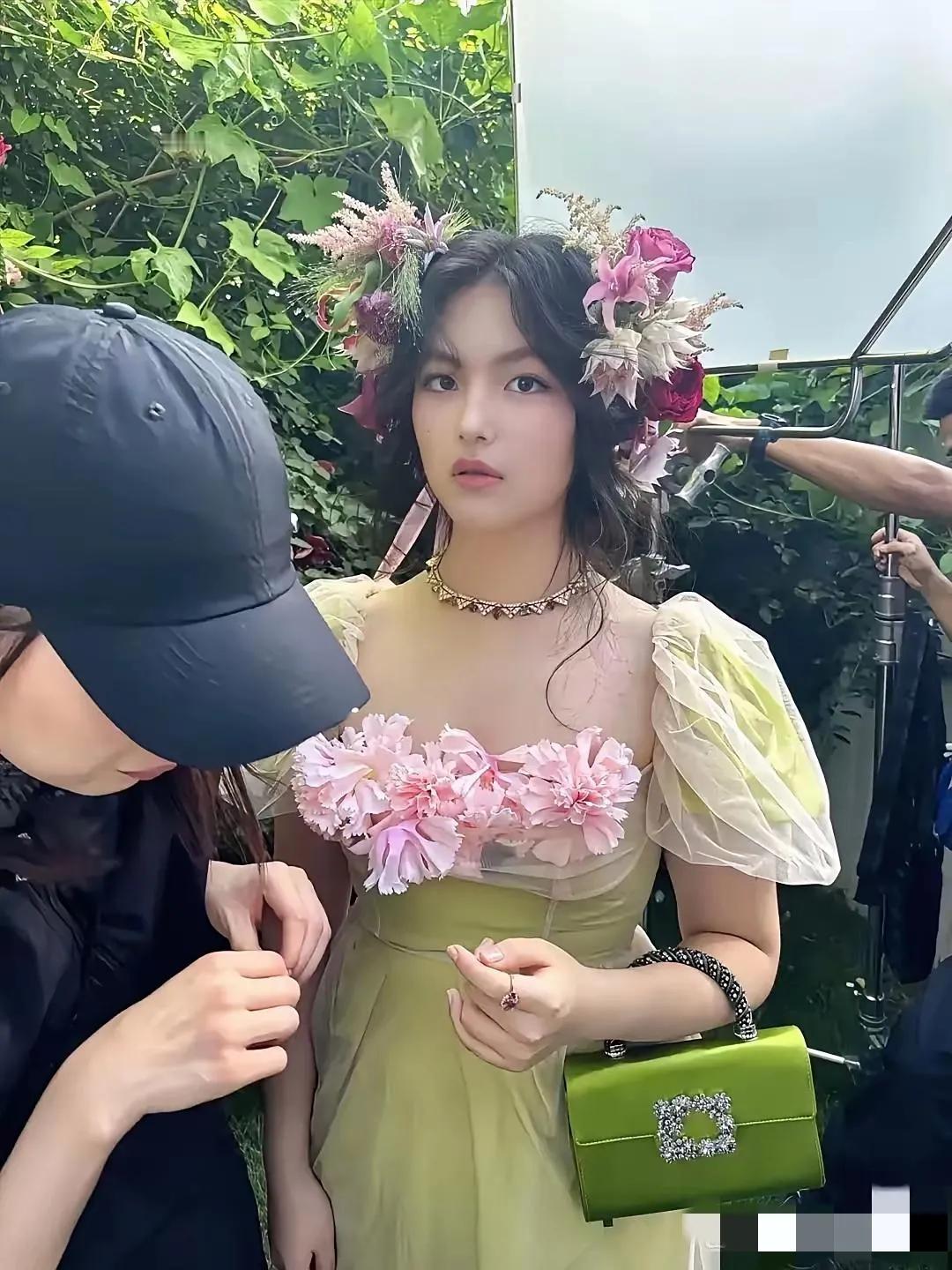 王诗龄出道了，拍芭莎杂志的样子美若天仙！

哇塞，身着黄绿色纱裙的王诗龄肌胜瑞雪