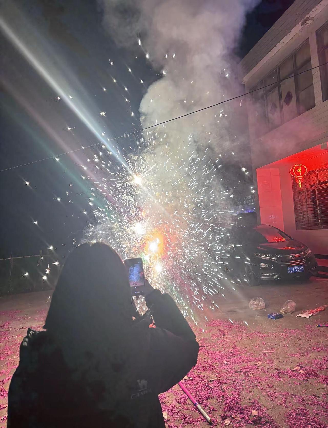 亲爱的老己：今年做个温暖的人，以最大的平静去爱我们不确定的生活，人静、心安、物简