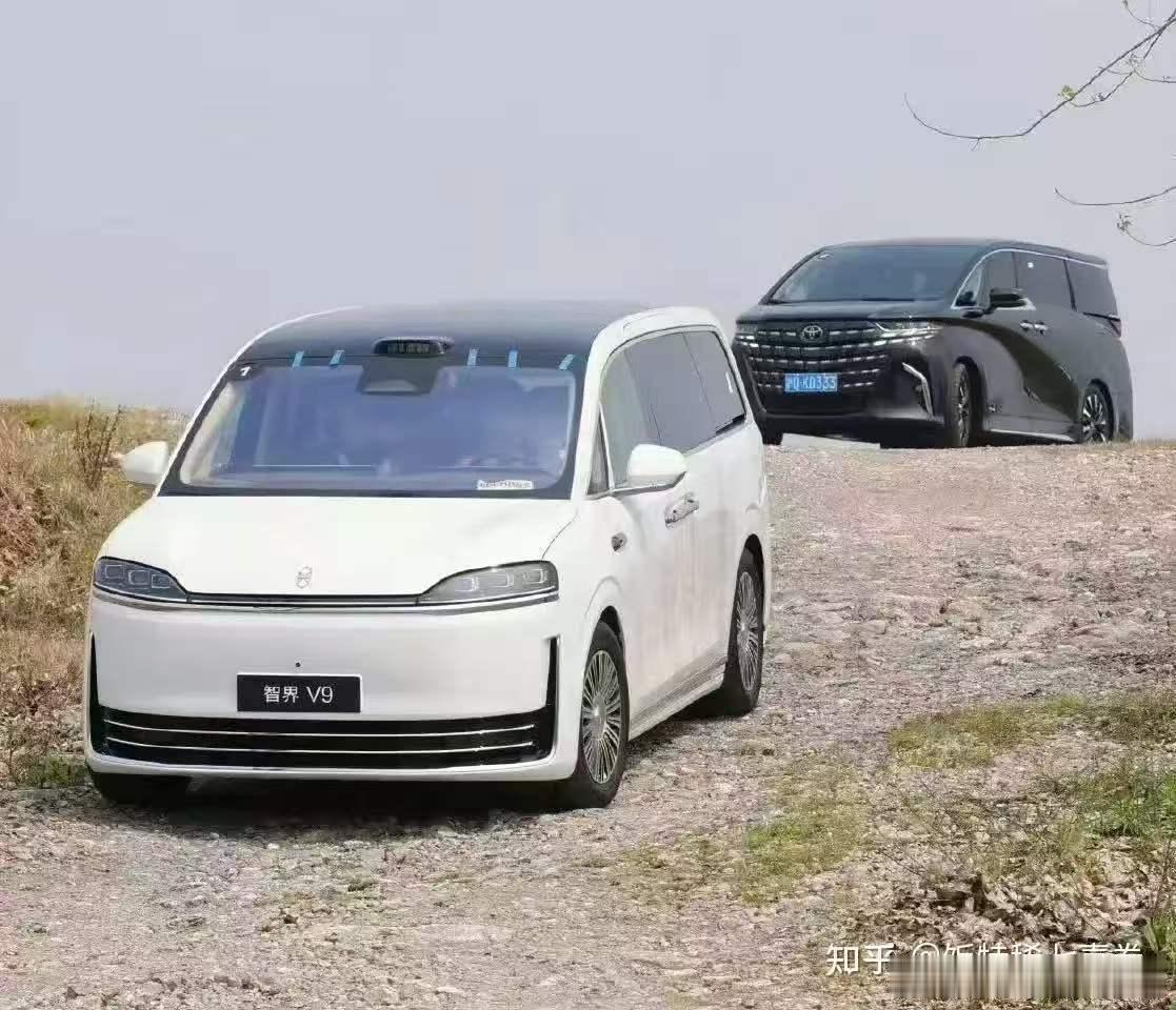 智界v9的内饰确实不错但是这个车漆质感和这个前脸再配上它的车身外观实在是难以恭维