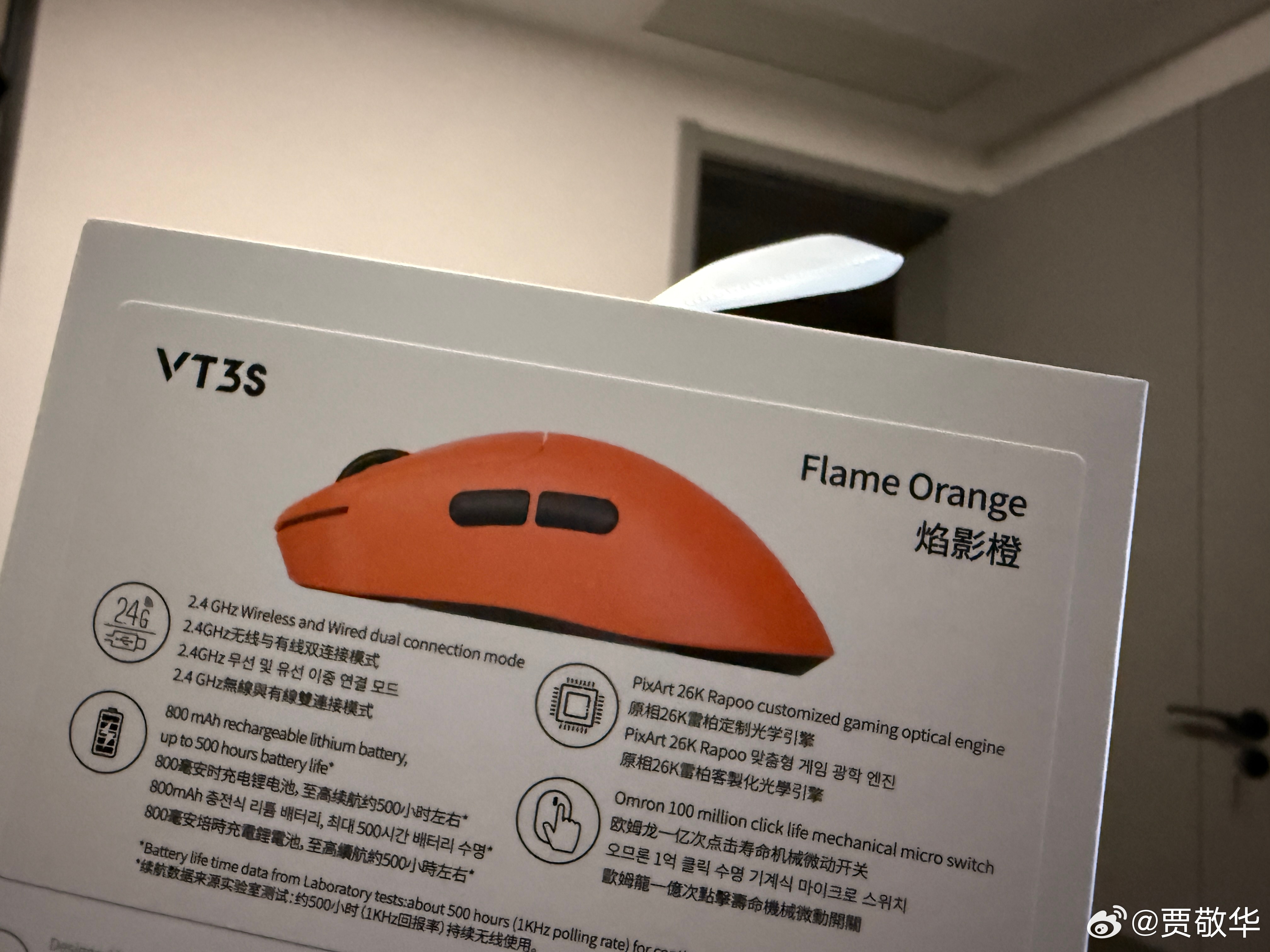 去年手机最火的配色是橙色，今年也有很多款手机也是橙色的。更有意思的是，有厂商做了