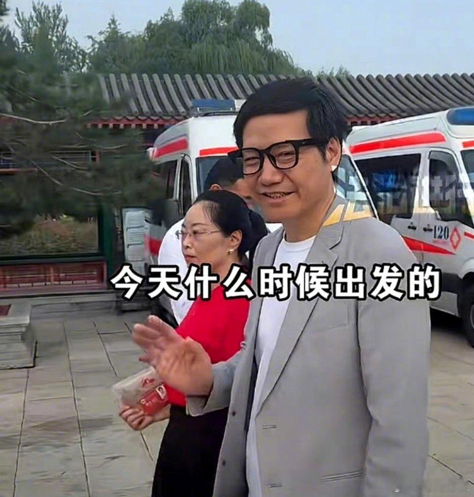 雷军现身观礼台，还戴上了小米AI眼镜。 ​​​