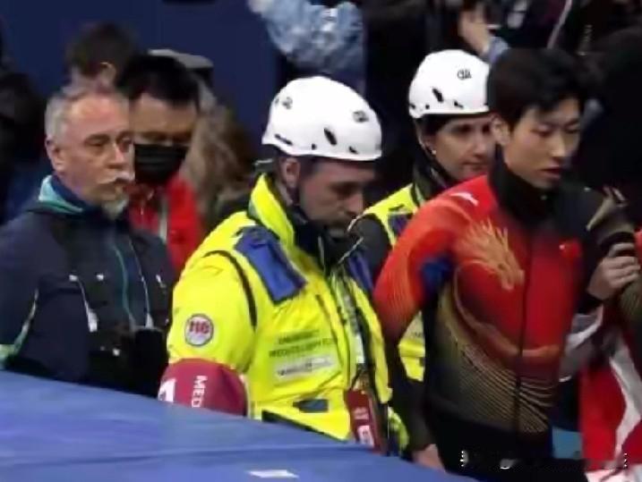 米兰冬奥会短道速滑比赛的赛场上，相信很多球迷都和我一样，即使非常困倦，依然会坚持
