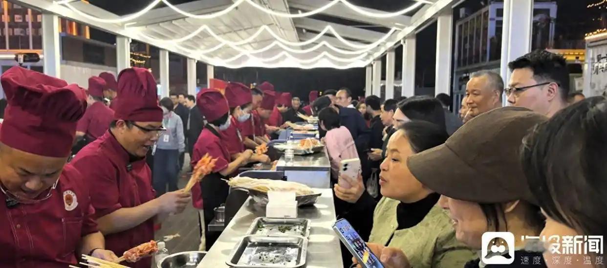 普通本科毕业找工作难上天，学一个月烧烤却能月入过万？
 
2026年春天，湖南岳