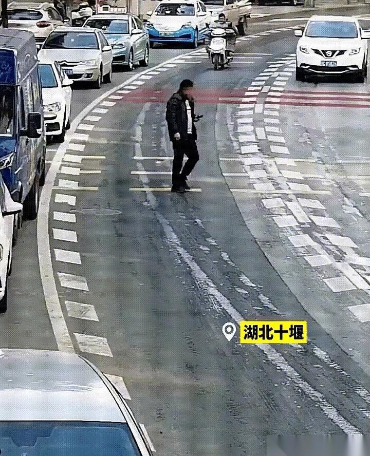 “你敢撞我？”
“你看我敢不敢。”
然后，车就真的那么轻轻顶上去了。
我跟你讲，