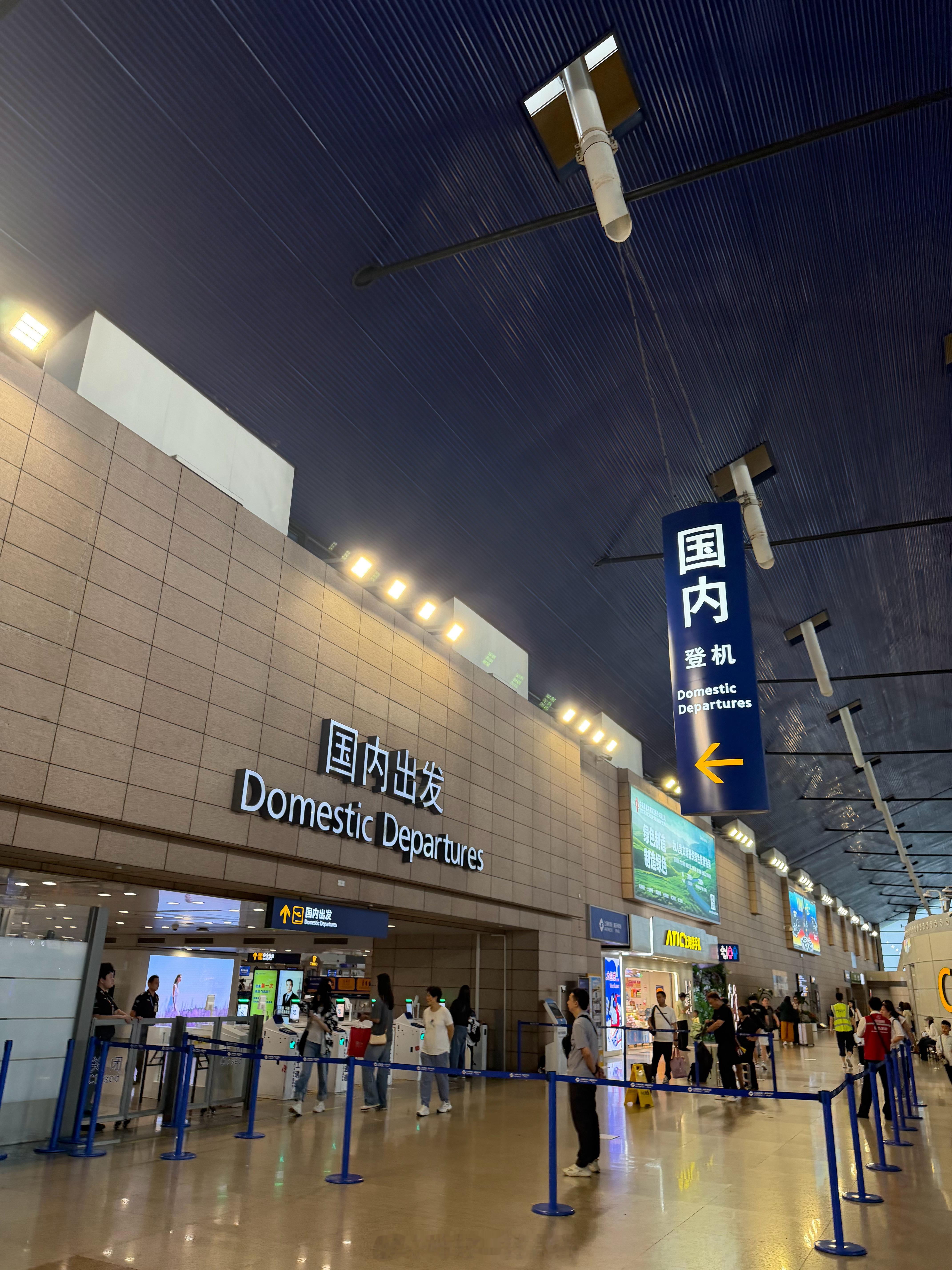 4点多睡的，5点起，驱车近2小时，已到机场。。。已经风大雨大，回程的果果注意安全