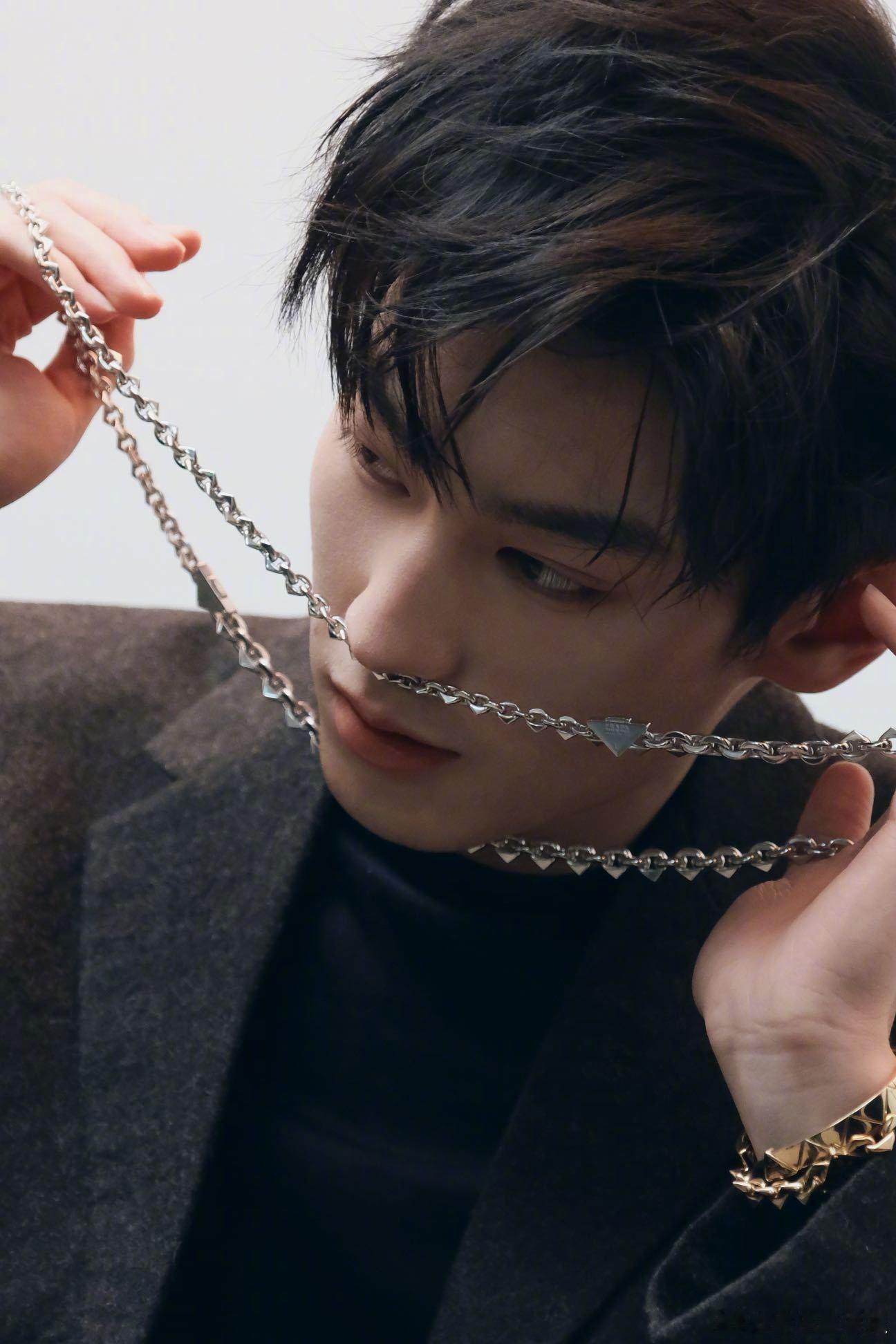 内娱新人就是要百变风格才好看呀！才看到出镜McQueen 和芭莎珠宝的图，帅得我