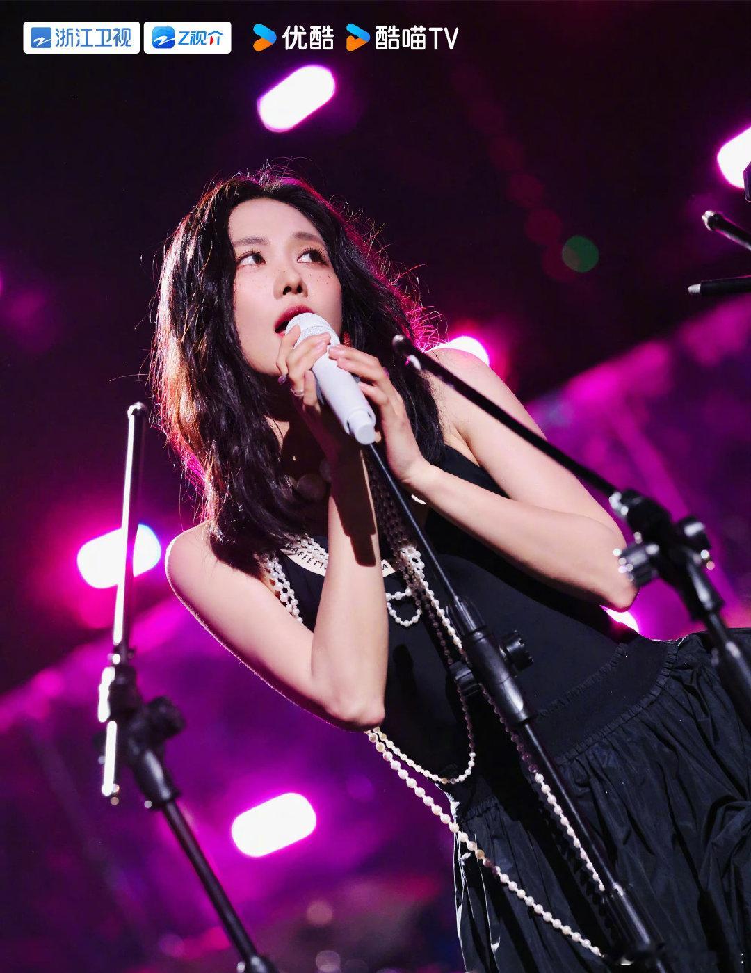 #王霏霏高开叉黑裙# #闪光的夏天# 王霏霏于《闪光的夏天》的舞台，凭借高开叉黑