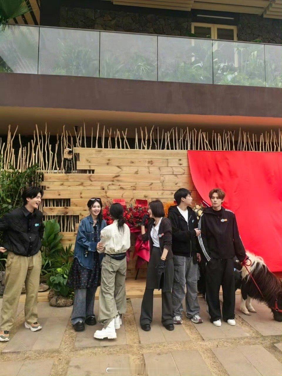 白鹿结束亲爱的客栈飞行录制啊呀，没想到白鹿这么快就结束《亲爱的客栈》飞行录制了啊