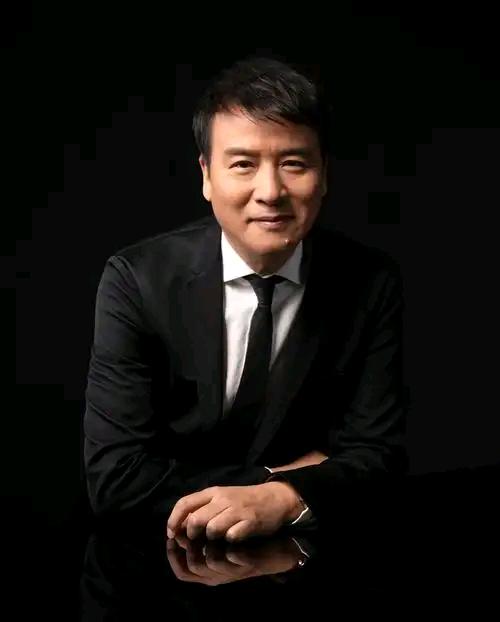著名音乐家叶小纲的人生充满了坎坷与悲痛。父母相继去世，让他早早体会到人生无常的无