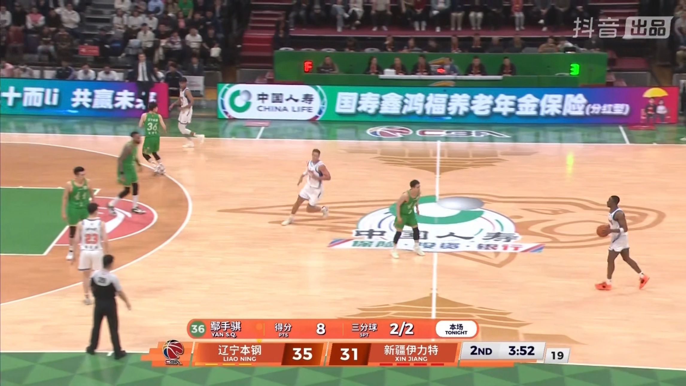 鄢手骐暂时全中拿到10分。半场39比37微弱领先，两边三分都很铁。莫兰德7分8篮