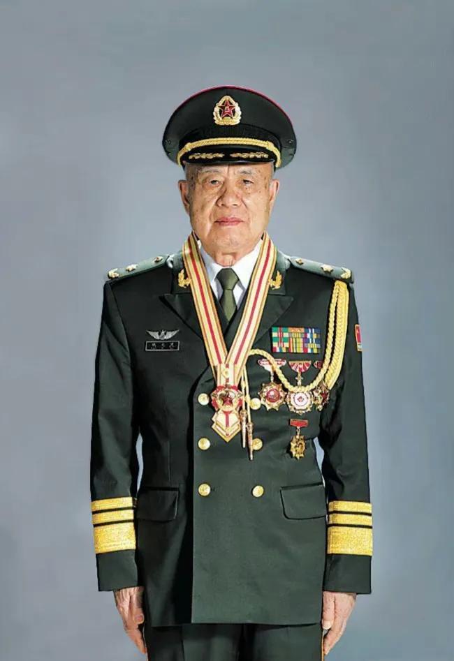 地下钢铁长城的缔造者——钱七虎
江苏昆山人，少将军衔，中国工程院院士。
他曾隐姓