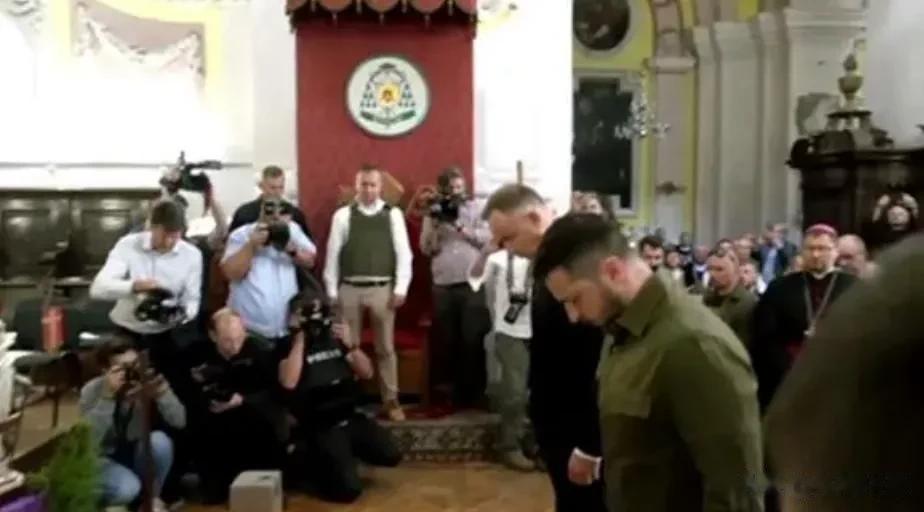 终于，泽连斯基去和解了！

来源:海峡快讯

在俄乌冲突爆发后，波兰对乌克兰表现