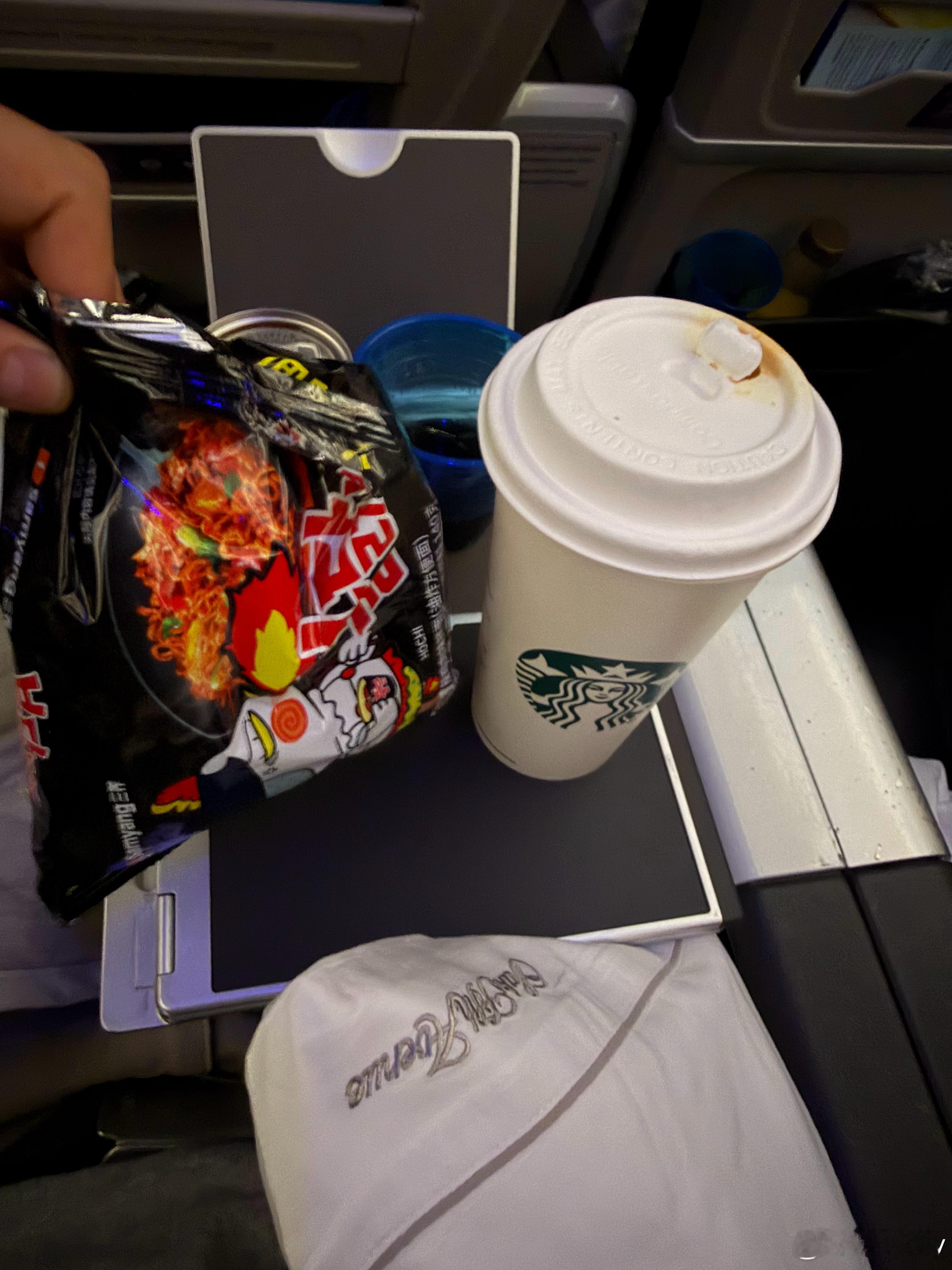 飞北美的餐食实在是难顶隔壁的黑人小哥就吃了2口还好我带了火鸡面跟星巴克的杯子超大